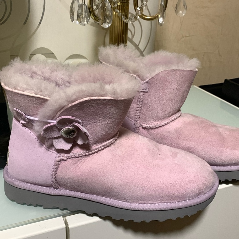 UGG Mini Bailey Button Poppy Suede Boots sz8 color lavender fog